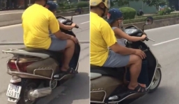 Thót tim bé trai lái xe máy chạy bon bon trên đường Hà Nội